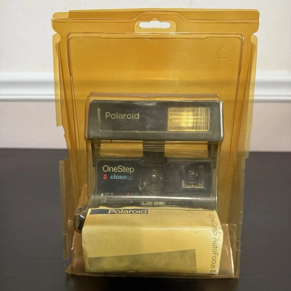 Polaroid 600 One Step Close Up Instant Camera‎ with Strap & Film New Open Box